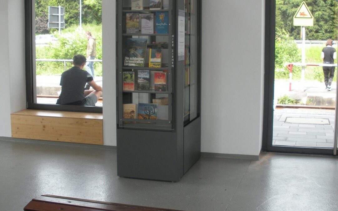 Ein Bücherschrank im Bahnhof
